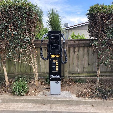 Pukekura Motor Lodge New Plymouth Exteriér fotografie Nova EV charging station