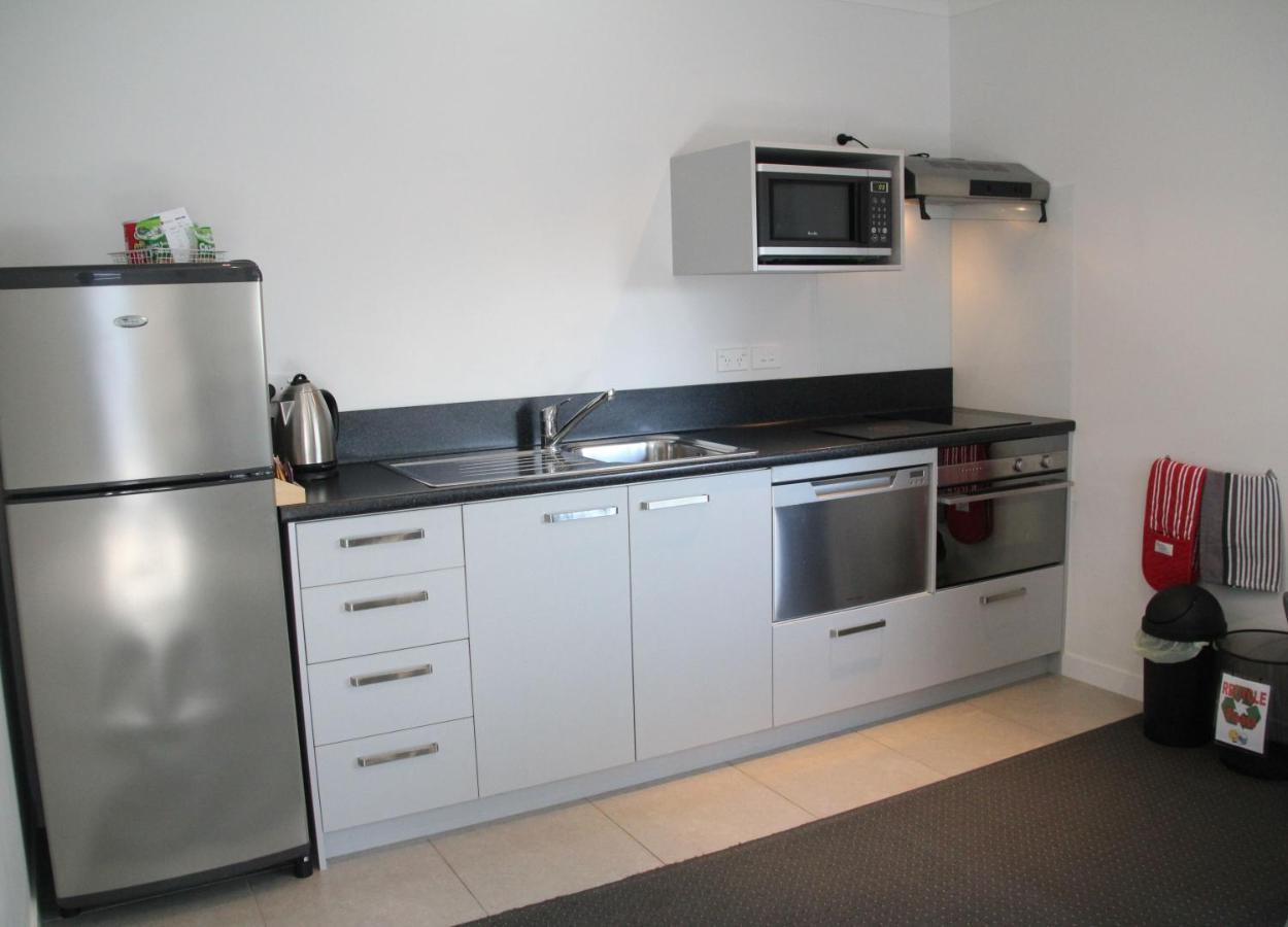 Pukekura Motor Lodge New Plymouth Exteriér fotografie A kitchen in a student apartment