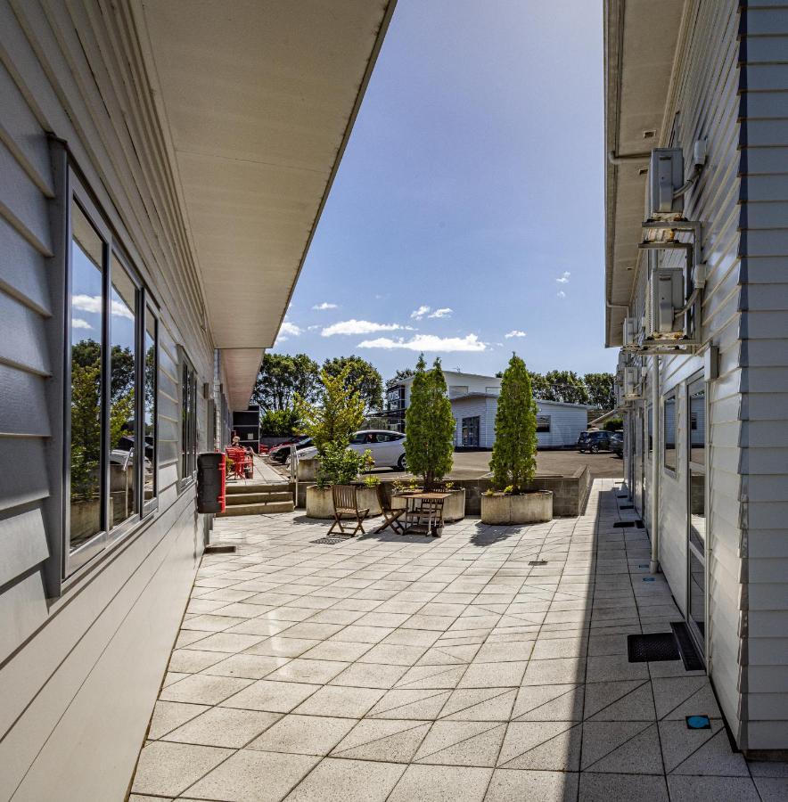 Pukekura Motor Lodge New Plymouth Exteriér fotografie The courtyard of the school
