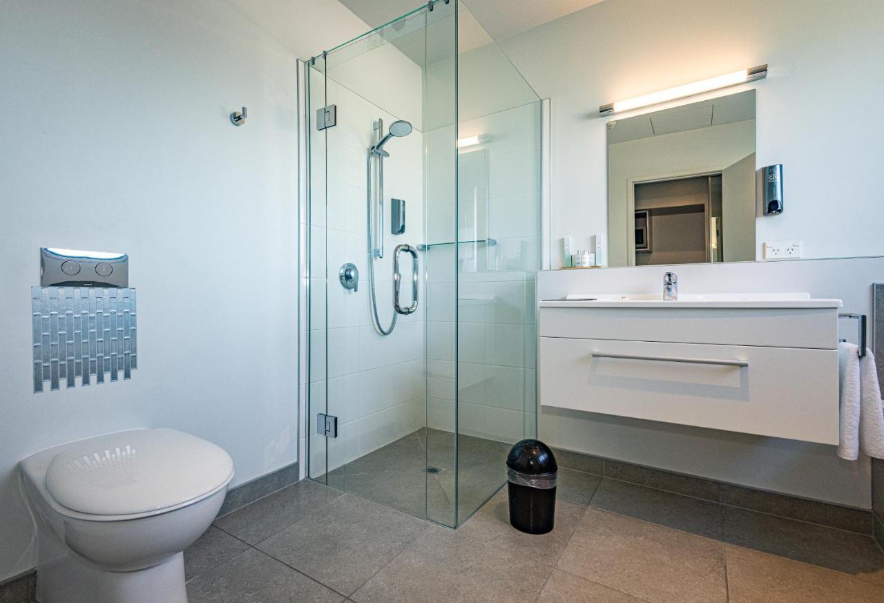 Pukekura Motor Lodge New Plymouth Exteriér fotografie A modern bathroom with a shower cubicle