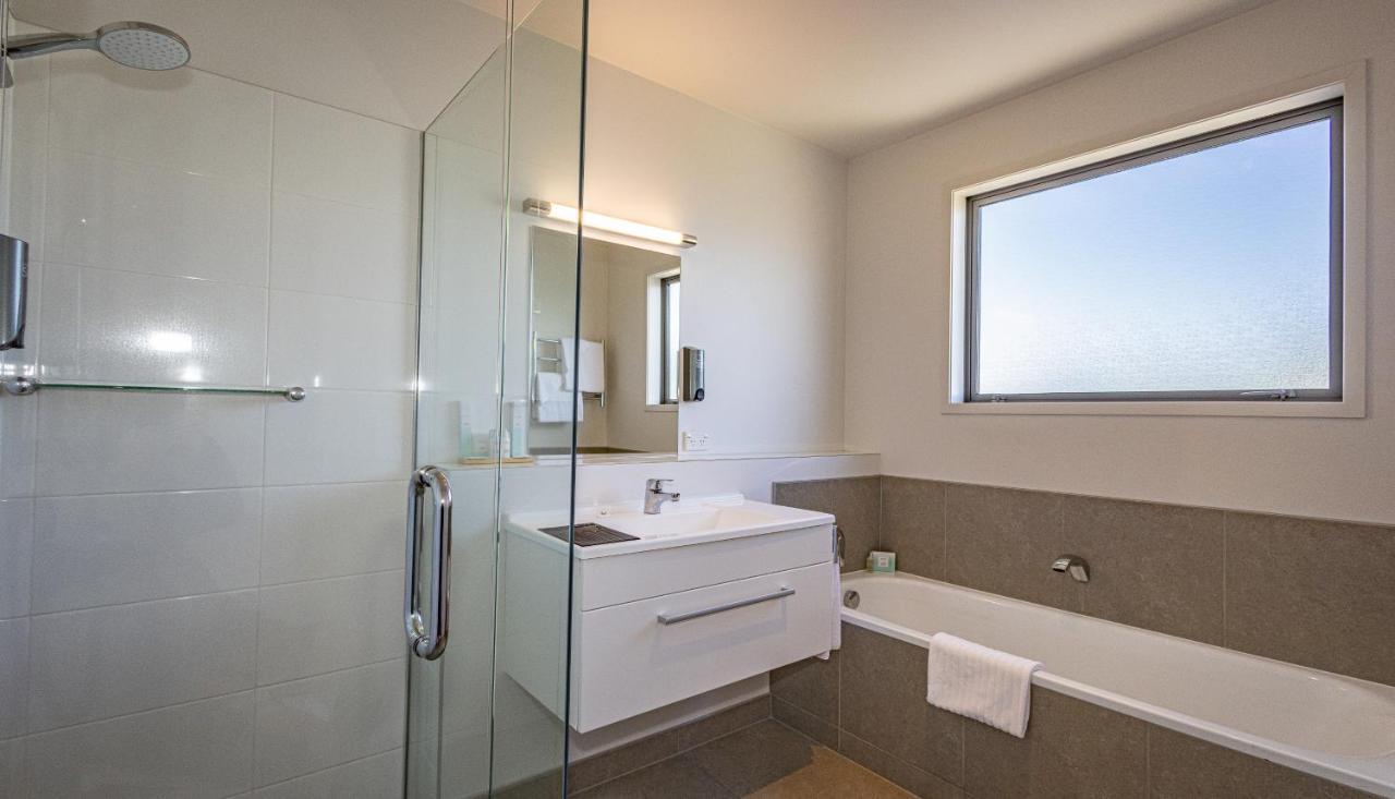 Pukekura Motor Lodge New Plymouth Exteriér fotografie A modern bathroom
