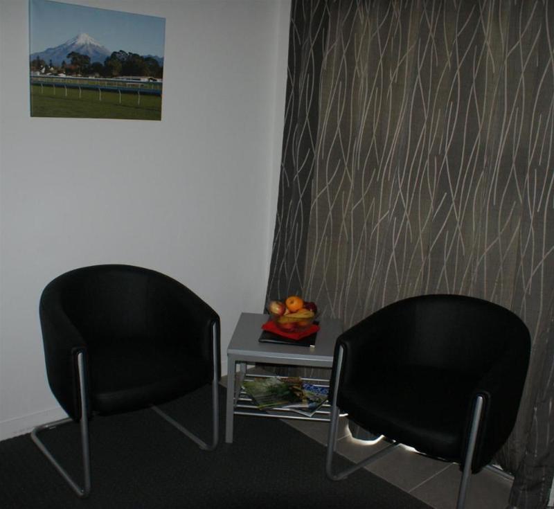 Pukekura Motor Lodge New Plymouth Exteriér fotografie A waiting room at an airport
